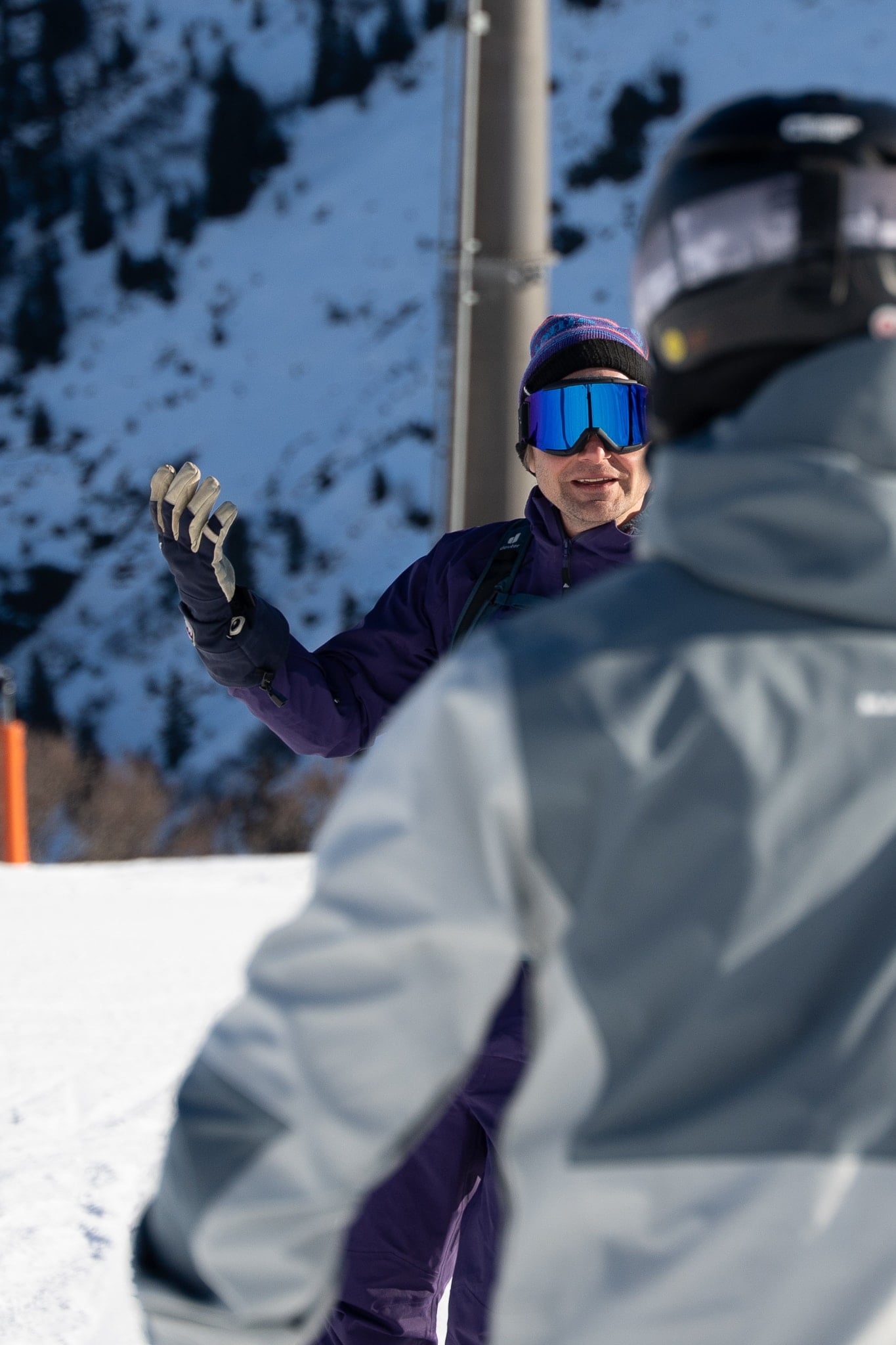 A flow guide talks with two guests at the meeting point in Stuben.
