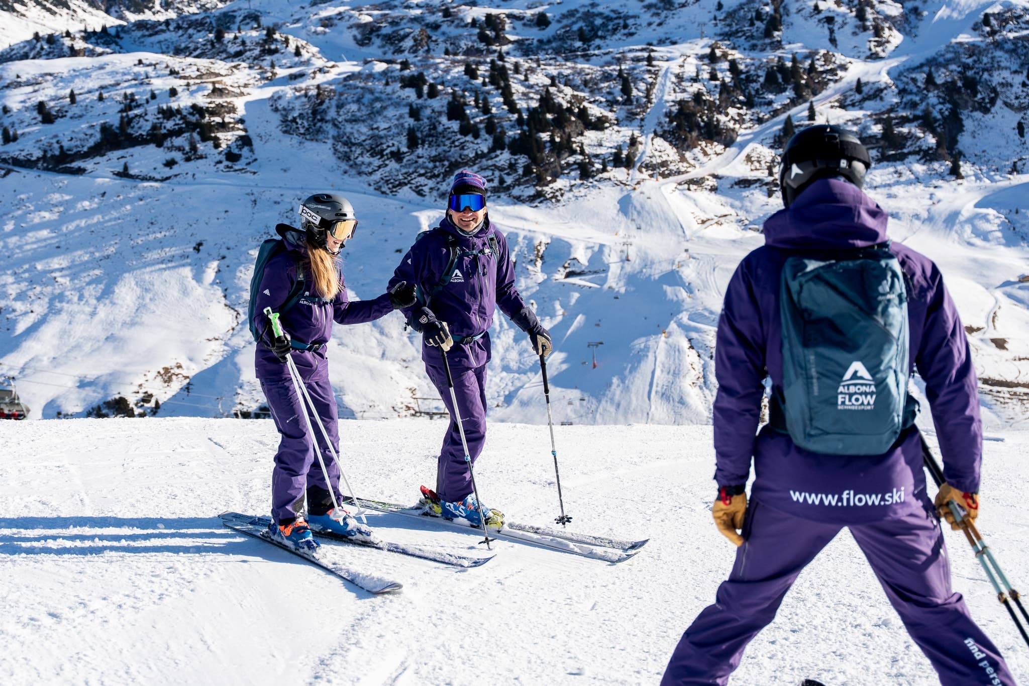 Ein flow Guide erklärt einem Gast auf der Piste eine Bewegung.